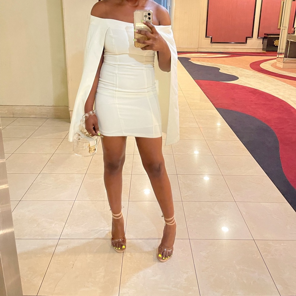Beautiful dress - Picture 3 of 7